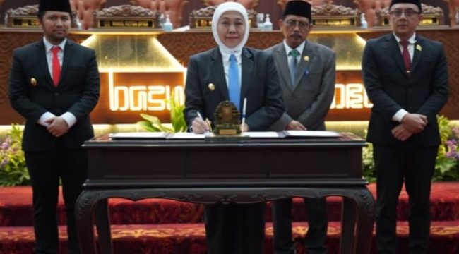 Gubernur Jatim, Khofifah Indar Parawansa, Wakil Gubernur, Emil Elestianto Dardak bersama Ketua DPRD Jatim, Musyafak Rouf serta Wakil Ketua DPRD Jatim mendatangani persetujuan Raperda APBD 2026 menjadi Perda.