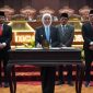 Gubernur Jatim, Khofifah Indar Parawansa, Wakil Gubernur, Emil Elestianto Dardak bersama Ketua DPRD Jatim, Musyafak Rouf serta Wakil Ketua DPRD Jatim mendatangani persetujuan Raperda APBD 2026 menjadi Perda.