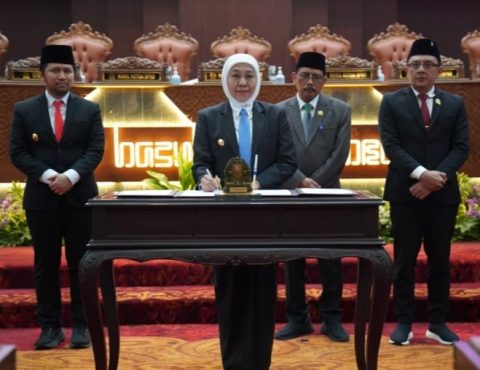 Gubernur Jatim, Khofifah Indar Parawansa, Wakil Gubernur, Emil Elestianto Dardak bersama Ketua DPRD Jatim, Musyafak Rouf serta Wakil Ketua DPRD Jatim mendatangani persetujuan Raperda APBD 2026 menjadi Perda.