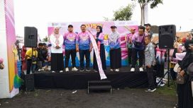 Bupati Jember bersama istrinya Ning Gyta saat pelepasan jalan sehat