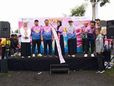 Bupati Jember bersama istrinya Ning Gyta saat pelepasan jalan sehat