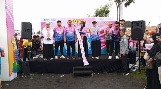 
					Bupati Jember bersama istrinya Ning Gyta saat pelepasan jalan sehat