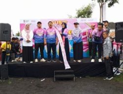 Bupati Jember bersama istrinya Ning Gyta saat pelepasan jalan sehat