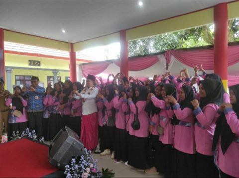 Bupati Jember Gus'e saat bersama kader posyandu