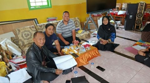 Tim infestigasi bersama kepala sekola SDN Cakru 04