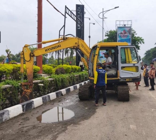 
					Pemkab Sidoarjo Siagakan Rumah Pompa dan Pompa Portable Antisipasi Banjir di Depan Lippo Plaza