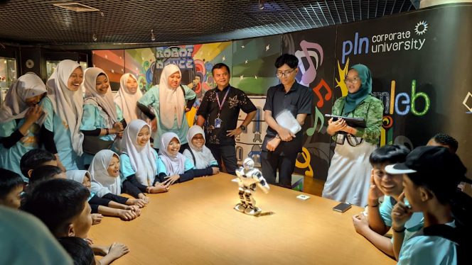 
					Srikandi PLN UIT JBB Ajak Anak-Anak Panti Asuhan Nur Karomah dalam Tour Edukatif