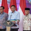 Tiga kepala daerah Malang Raya, Wali Kota Malang Wahyu Hidayat (tengah), Bupati Malang M. Sanusi (kanan) dan Wali Kota Batu Nurochman (kiri) saat menyampaikan sambutan pada acara peluncuran Trans Jatim Koridor 1 Malang Raya, Kamis (20/11/2025).