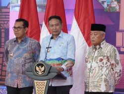 Tiga kepala daerah Malang Raya, Wali Kota Malang Wahyu Hidayat (tengah), Bupati Malang M. Sanusi (kanan) dan Wali Kota Batu Nurochman (kiri) saat menyampaikan sambutan pada acara peluncuran Trans Jatim Koridor 1 Malang Raya, Kamis (20/11/2025).