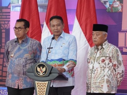 Tiga kepala daerah Malang Raya, Wali Kota Malang Wahyu Hidayat (tengah), Bupati Malang M. Sanusi (kanan) dan Wali Kota Batu Nurochman (kiri) saat menyampaikan sambutan pada acara peluncuran Trans Jatim Koridor 1 Malang Raya, Kamis (20/11/2025).