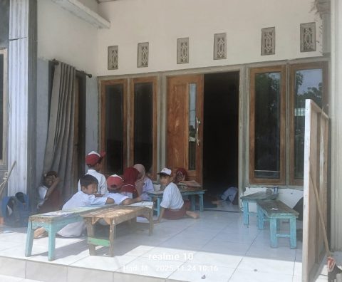Menunggu ruang kelasnya selesai di perbaiki, para siswa belajar sambil duduk lesehan diteras