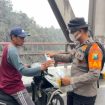 Tim SAR Polda Jatim Bagikan Masker ke Pengguna Jalan yang Terdampak Abu Vulkanik Semeru