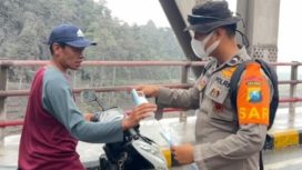 Tim SAR Polda Jatim Bagikan Masker ke Pengguna Jalan yang Terdampak Abu Vulkanik Semeru