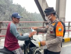 Tim SAR Polda Jatim Bagikan Masker ke Pengguna Jalan yang Terdampak Abu Vulkanik Semeru