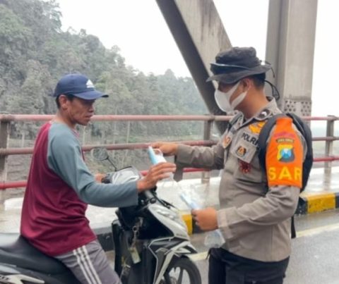 Tim SAR Polda Jatim Bagikan Masker ke Pengguna Jalan yang Terdampak Abu Vulkanik Semeru