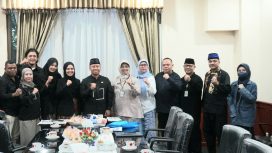 Wali Kota Depok foto bersama team Festival Kreasi