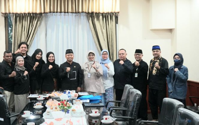 
					Wali Kota Depok foto bersama team Festival Kreasi
