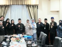Wali Kota Depok foto bersama team Festival Kreasi