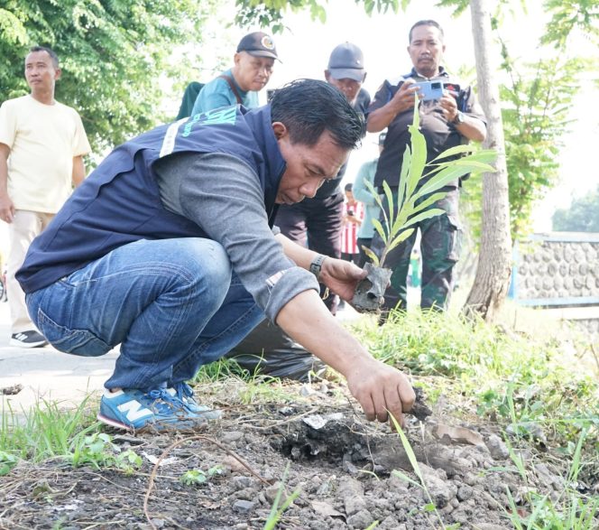 
					Kecamatan Tulangan Bersama DLHK Sidoarjo Laksanakan Kerja Bakti dan Tarian Tangan