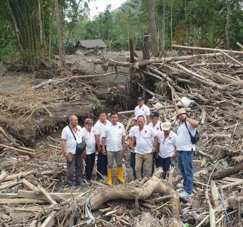 DPD Projo Jatim menyalurkan bantuan berupa paket