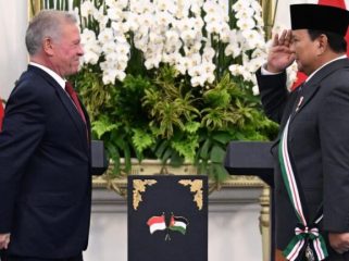 Presiden Republik Indonesia Prabowo Subianto menerima penghargaan “The Bejewelled Grand Cordon of Al Nahda (Order of the Renaissance)” dari Raja Kerajaan Yordania Hasyimiah, Raja Abdullah II ibn Al Hussein, di Istana Merdeka, Jakarta, pada Jumat, 14 November 2025. (Dok.BPMI Setpres)