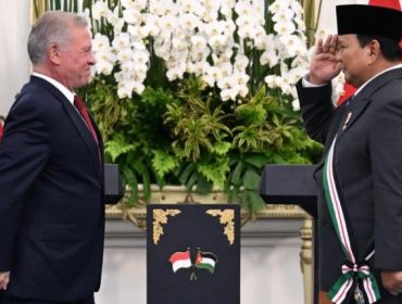 Presiden Republik Indonesia Prabowo Subianto menerima penghargaan “The Bejewelled Grand Cordon of Al Nahda (Order of the Renaissance)” dari Raja Kerajaan Yordania Hasyimiah, Raja Abdullah II ibn Al Hussein, di Istana Merdeka, Jakarta, pada Jumat, 14 November 2025. (Dok.BPMI Setpres)