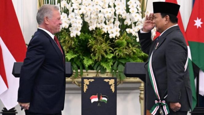 
					Presiden Republik Indonesia Prabowo Subianto menerima penghargaan “The Bejewelled Grand Cordon of Al Nahda (Order of the Renaissance)” dari Raja Kerajaan Yordania Hasyimiah, Raja Abdullah II ibn Al Hussein, di Istana Merdeka, Jakarta, pada Jumat, 14 November 2025. (Dok.BPMI Setpres)