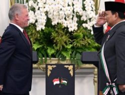 Presiden Republik Indonesia Prabowo Subianto menerima penghargaan “The Bejewelled Grand Cordon of Al Nahda (Order of the Renaissance)” dari Raja Kerajaan Yordania Hasyimiah, Raja Abdullah II ibn Al Hussein, di Istana Merdeka, Jakarta, pada Jumat, 14 November 2025. (Dok.BPMI Setpres)