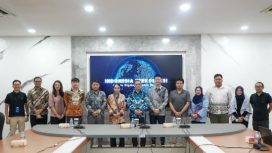 Dirjen Pengawasan Ruang Digital Komdigi Alexander Sabar dengan para publisher gim daring, Kamis (14/11/2025). (Dok. Humas Komdigi)