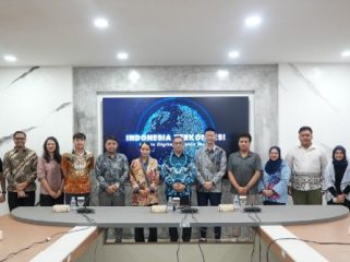 Dirjen Pengawasan Ruang Digital Komdigi Alexander Sabar dengan para publisher gim daring, Kamis (14/11/2025). (Dok. Humas Komdigi)
