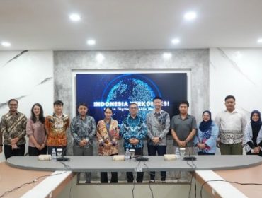 Dirjen Pengawasan Ruang Digital Komdigi Alexander Sabar dengan para publisher gim daring, Kamis (14/11/2025). (Dok. Humas Komdigi)