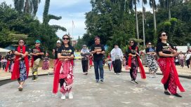 Sekda Kota Depok, Mangnguluang Mansur bersama penari dari Bakul Budaya dan pengunjung CFD di Depok Open Space