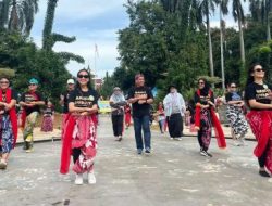 Sekda Kota Depok, Mangnguluang Mansur bersama penari dari Bakul Budaya dan pengunjung CFD di Depok Open Space
