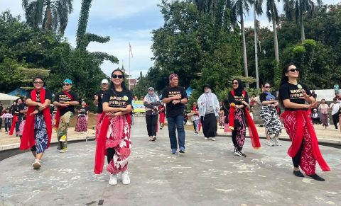 Sekda Kota Depok, Mangnguluang Mansur bersama penari dari Bakul Budaya dan pengunjung CFD di Depok Open Space