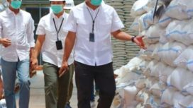 Wakil Pimpinan Wilayah Bulog Jawa Timur, Sugeng Hardono, saat melakukan pengecekan di Gudang Bulog. Sabtu (29/11/2025)