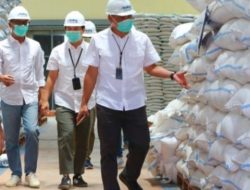 Wakil Pimpinan Wilayah Bulog Jawa Timur, Sugeng Hardono, saat melakukan pengecekan di Gudang Bulog. Sabtu (29/11/2025)