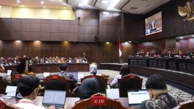 Pengucapan putusan pengujian Undang-Undang Nomor 2 Tahun 2002 tentang Kepolisian, Kamis (13/11) di Ruang Sidang MK. (Humas MKRI)