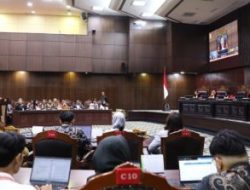 Pengucapan putusan pengujian Undang-Undang Nomor 2 Tahun 2002 tentang Kepolisian, Kamis (13/11) di Ruang Sidang MK. (Humas MKRI)