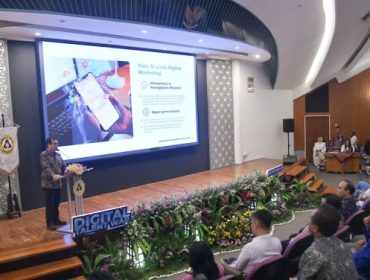 Wamemkomdigi Nezar Patria keynote speech dalam forum Digital Talent War di Unika Soegijapranata, Semarang, Kamis (13/11/2025). (Dok. Humas Komdigi)