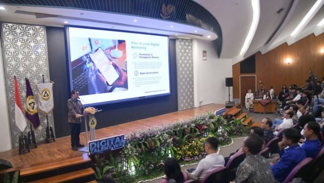 
					Wamemkomdigi Nezar Patria keynote speech dalam forum Digital Talent War di Unika Soegijapranata, Semarang, Kamis (13/11/2025). (Dok. Humas Komdigi)