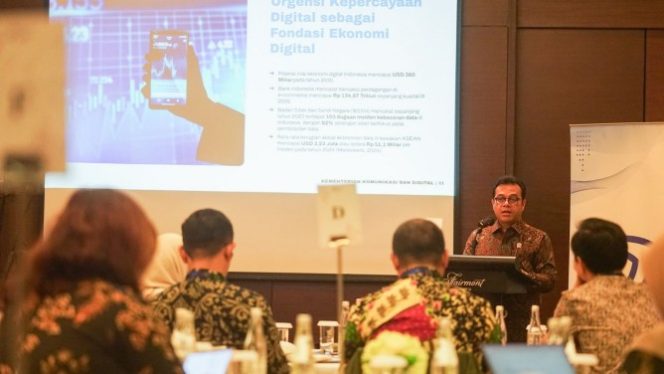 
					Wamenkomdigi Nezar Patria sebagai Keynote Speech dalam Seminar Accelerating PDP Law Enforcement through Public–Private Collaboration to Drive Digital Innovation di Fairmont Hotel, Jakarta Pusat, Selasa (11/11/2025). (Komdigi)