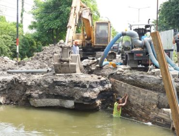 Bupati Sidoarjo Subandi Sidak Proyek Betonisasi dan Pembangunan Jembatan di Kecamatan Taman
