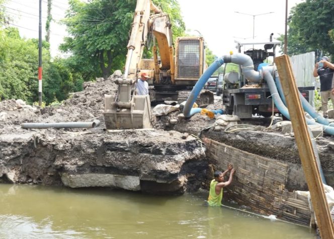 
					Bupati Sidoarjo Subandi Sidak Proyek Betonisasi dan Pembangunan Jembatan di Kecamatan Taman