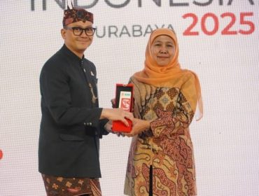 Gubernur Jawa Timur Khofifah Indar Parawansa (kanan), saat menerima cindera mata dari Ketua PERHUMAS Pusat Boy Kelana Soebroto (kiri) dalam acara Konvensi Humas Indonesia 2025 di Surabaya, Sabtu (13/12/2025).