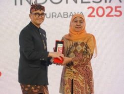 Gubernur Jawa Timur Khofifah Indar Parawansa (kanan), saat menerima cindera mata dari Ketua PERHUMAS Pusat Boy Kelana Soebroto (kiri) dalam acara Konvensi Humas Indonesia 2025 di Surabaya, Sabtu (13/12/2025).