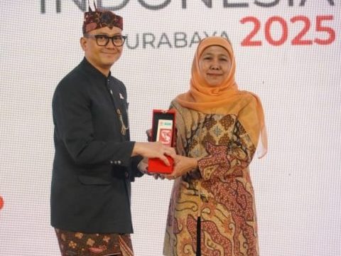 Gubernur Jawa Timur Khofifah Indar Parawansa (kanan), saat menerima cindera mata dari Ketua PERHUMAS Pusat Boy Kelana Soebroto (kiri) dalam acara Konvensi Humas Indonesia 2025 di Surabaya, Sabtu (13/12/2025).