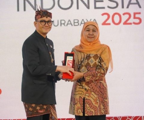 Gubernur Jawa Timur Khofifah Indar Parawansa (kanan), saat menerima cindera mata dari Ketua PERHUMAS Pusat Boy Kelana Soebroto (kiri) dalam acara Konvensi Humas Indonesia 2025 di Surabaya, Sabtu (13/12/2025).