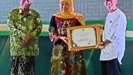 Gubernur Jawa Timur Khofifah Indar Parawansa menyerahkan Masjid Award 2025 kepada 31 masjid terbaik dari berbagai daerah di Jawa Timur. Penghargaan tersebut diberikan berdasarkan SK PW DMI Jatim No.16/SK/PW-DMI/JTM/XII/2025 dalam acara yang digelar di Islamic Center Surabaya, Jumat (6/12/2025).