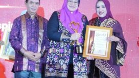 Gubernur Jawa Timur, Khofifah Indar Parawansa meraih Spesial Award – Best Dedication Bidang Pengabdian dan Pemberdayaan Masyarakat pada ajang Woman Empower Woman Award 2025 yang diwakilkan atau diterima Kadis Kominfo Jatim, Sherlita.