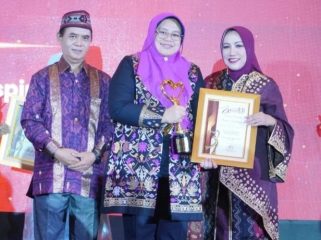 Gubernur Jawa Timur, Khofifah Indar Parawansa meraih Spesial Award – Best Dedication Bidang Pengabdian dan Pemberdayaan Masyarakat pada ajang Woman Empower Woman Award 2025 yang diwakilkan atau diterima Kadis Kominfo Jatim, Sherlita.